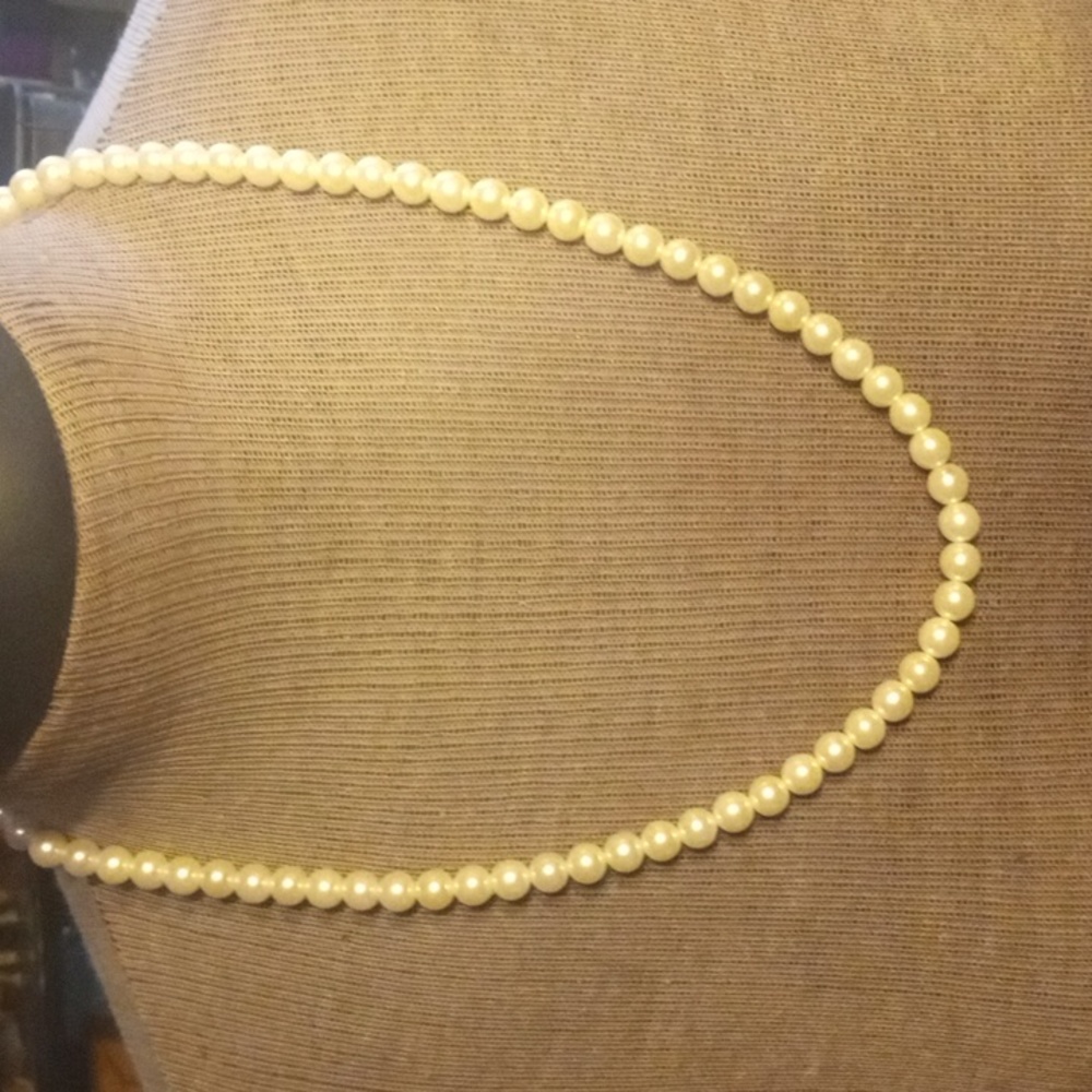 Avon necklace and earrings set pearls